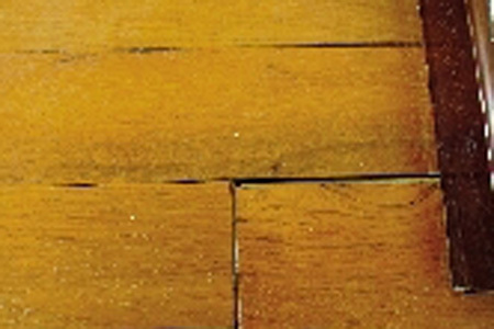 李女士家中地板缩缝最大处离墙面约有4厘米，且部分地板间缝隙明显